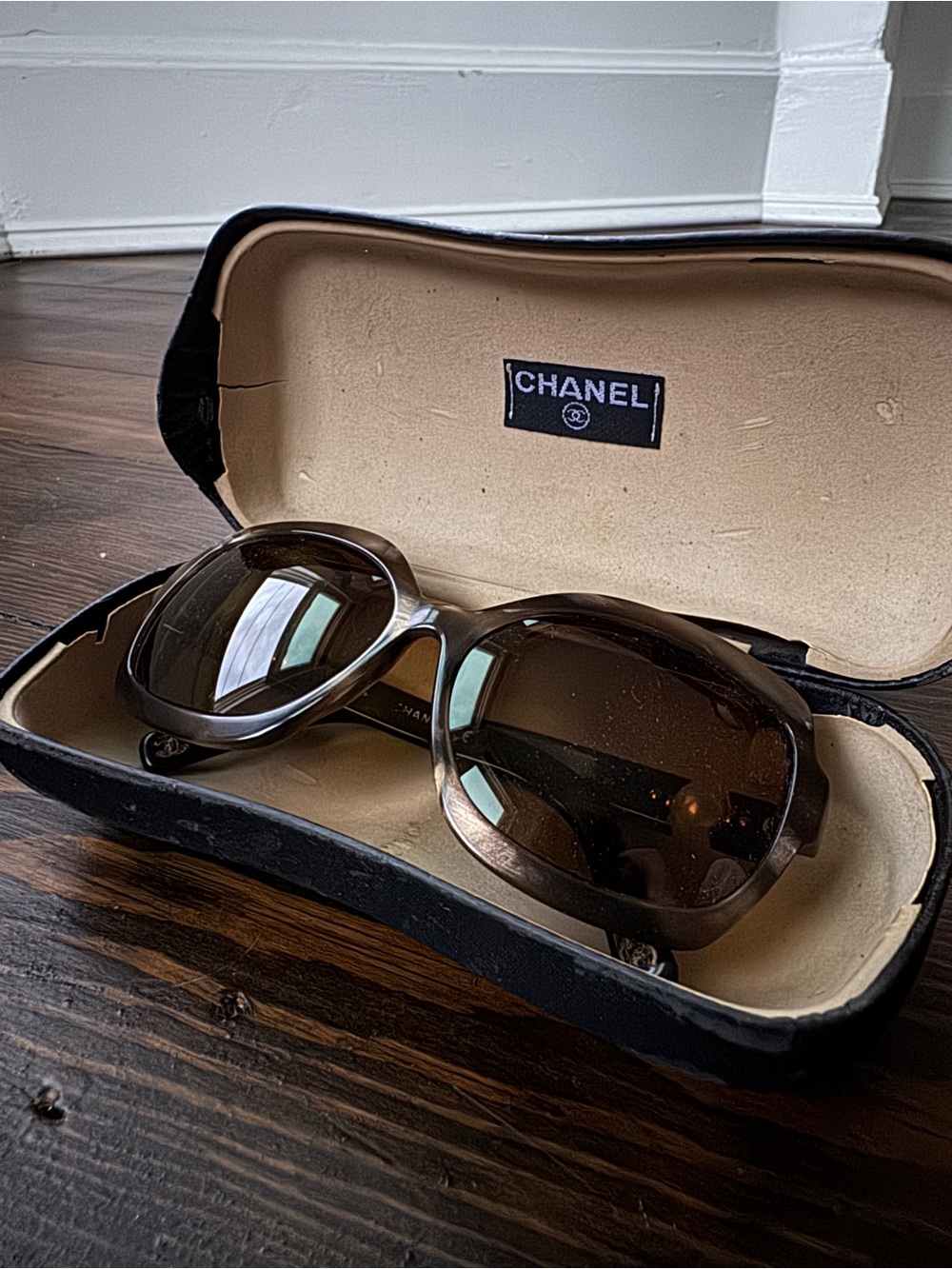 CHANEL Women’s Brown Gradient Sunglasses with Dark Brown Frame Pearl Siding